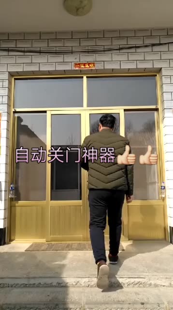 半夜回帅哥和美女床上